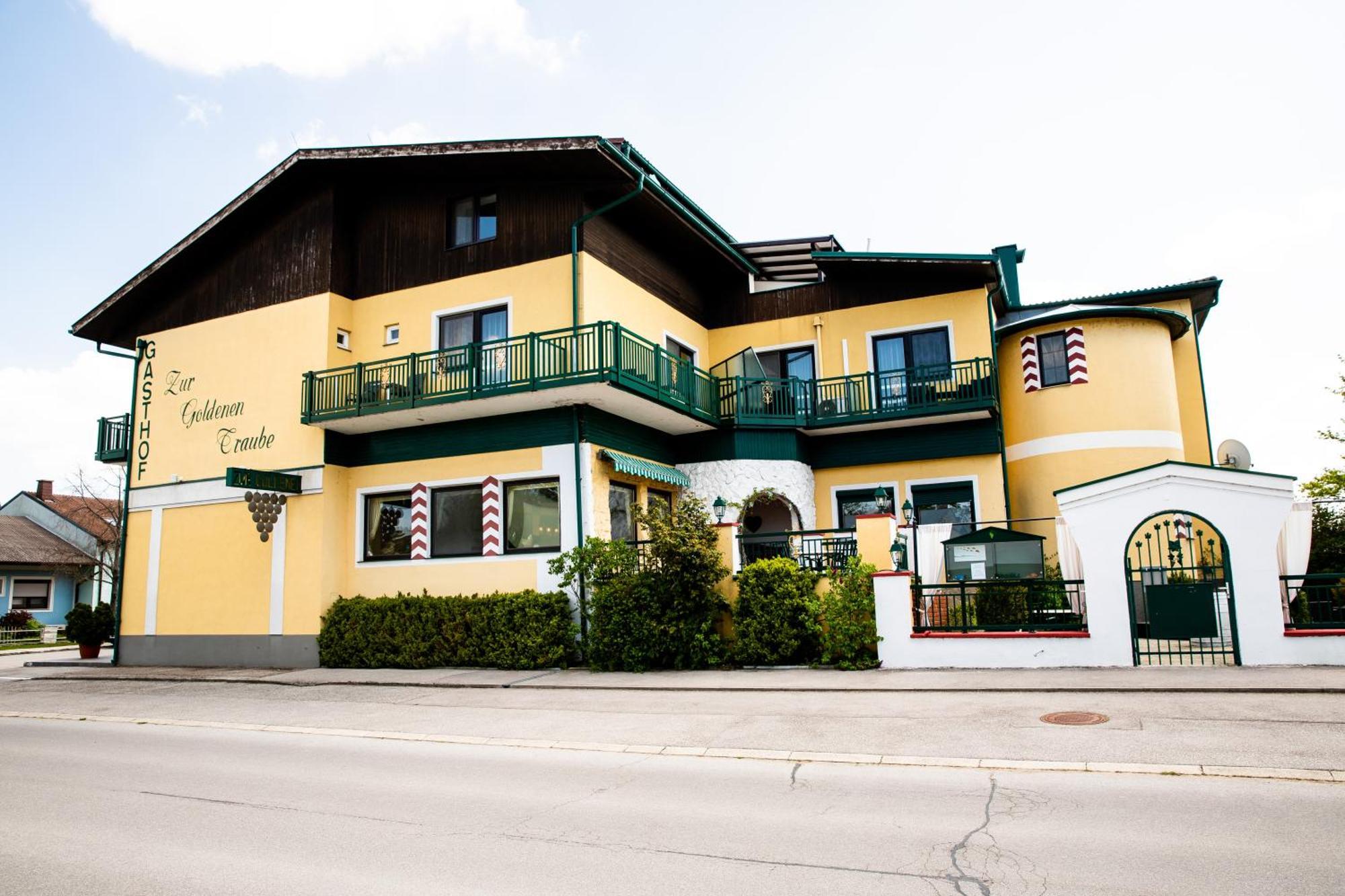 Landgasthof Zur Goldenen Traube Podersdorf am See Exteriör bild